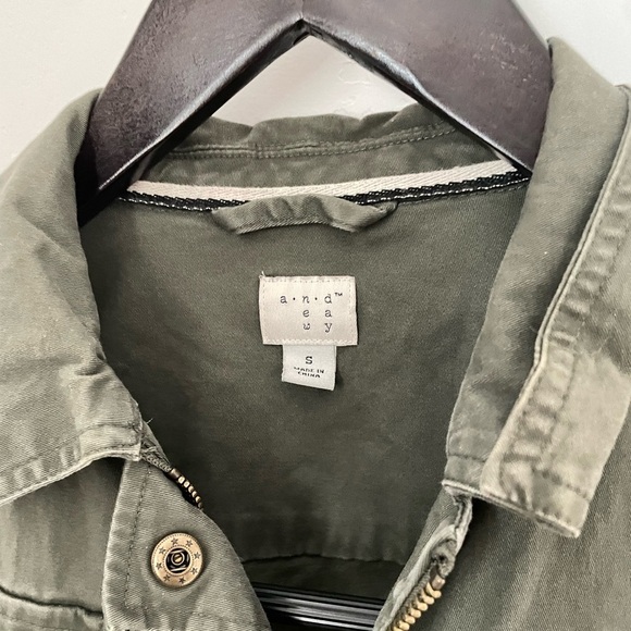 A new day Army green vest, adjustable drawstring waist size small excellent - Picture 2 of 6